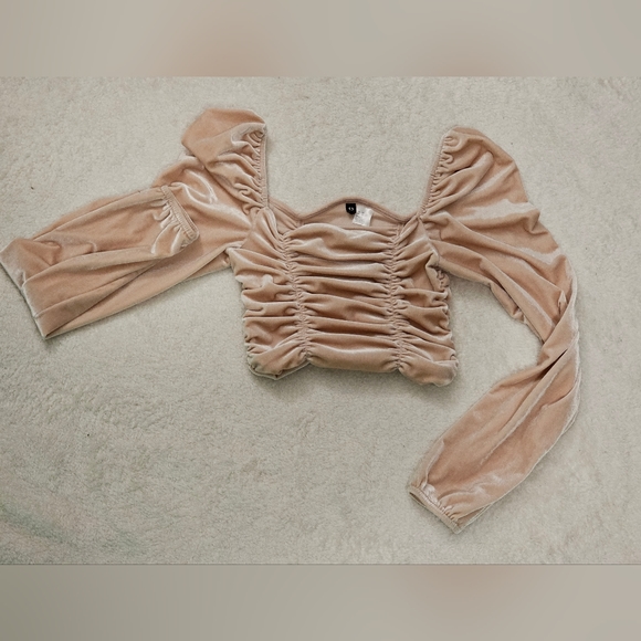 *DYNAMITE* Ruffled crop top. Long sleeve. - Picture 2 of 4